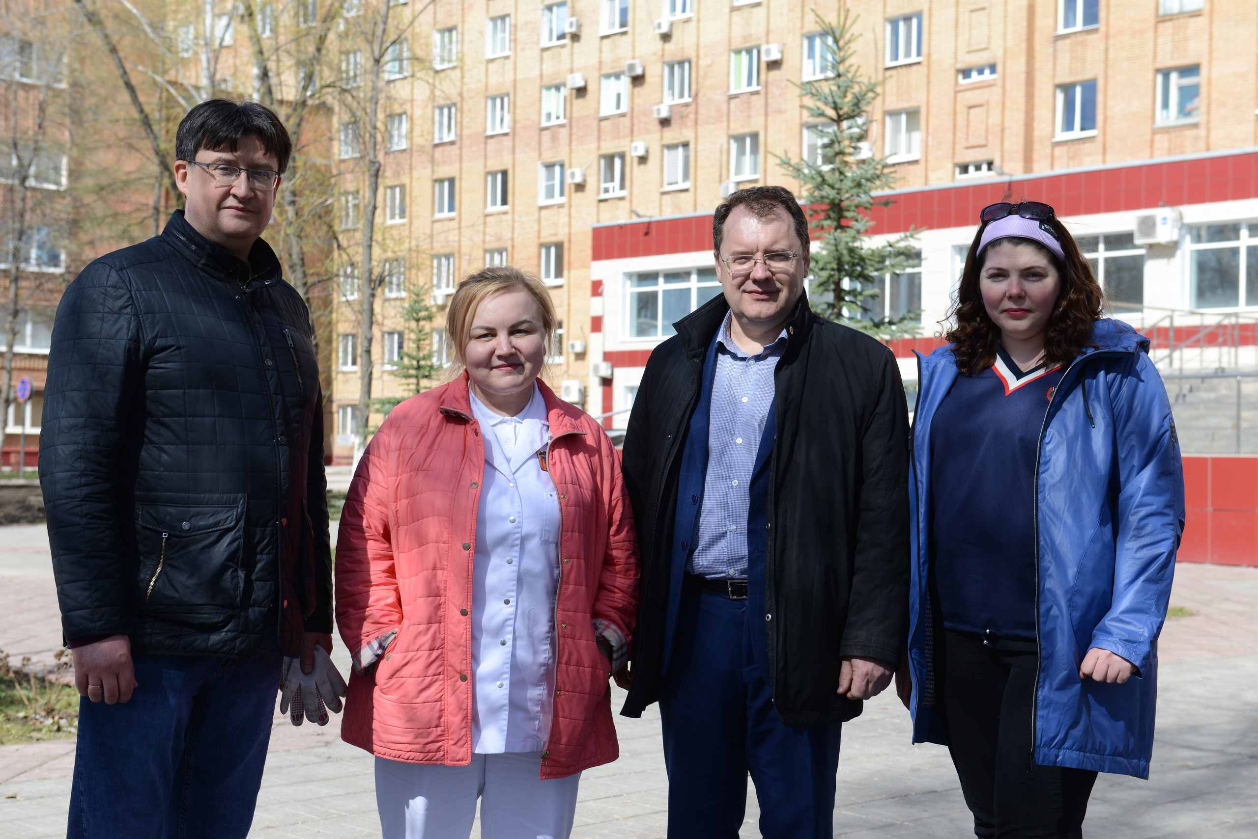 Врачи в гражданском на улице